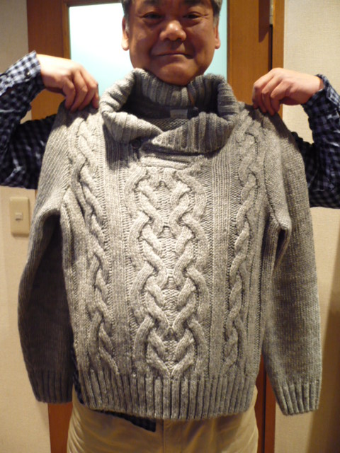 ケーブル編みのセーター